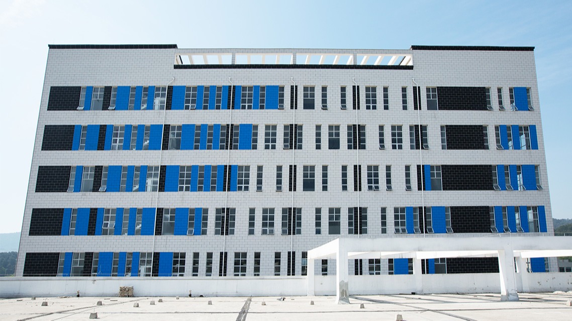 贵州健兴药业新建厂房选用锦埴软瓷做为外饰面材料