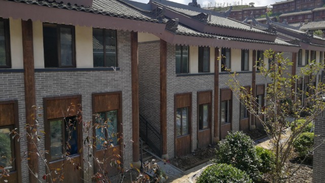 晴隆假日酒店选用锦埴软瓷做为外饰面材料